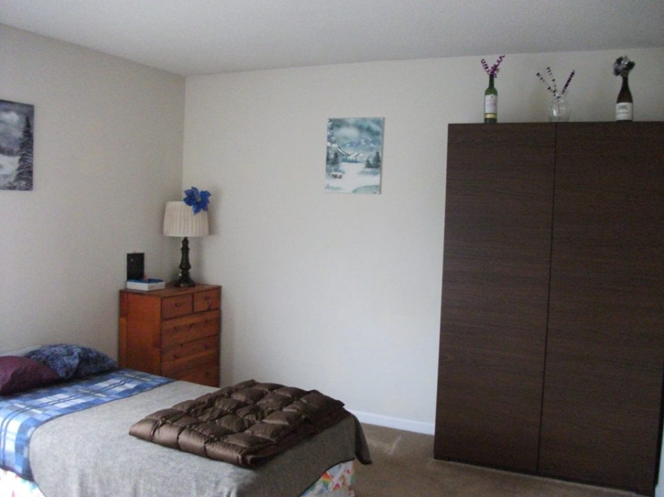 Let winter décor welcome guests in an airy bedroom