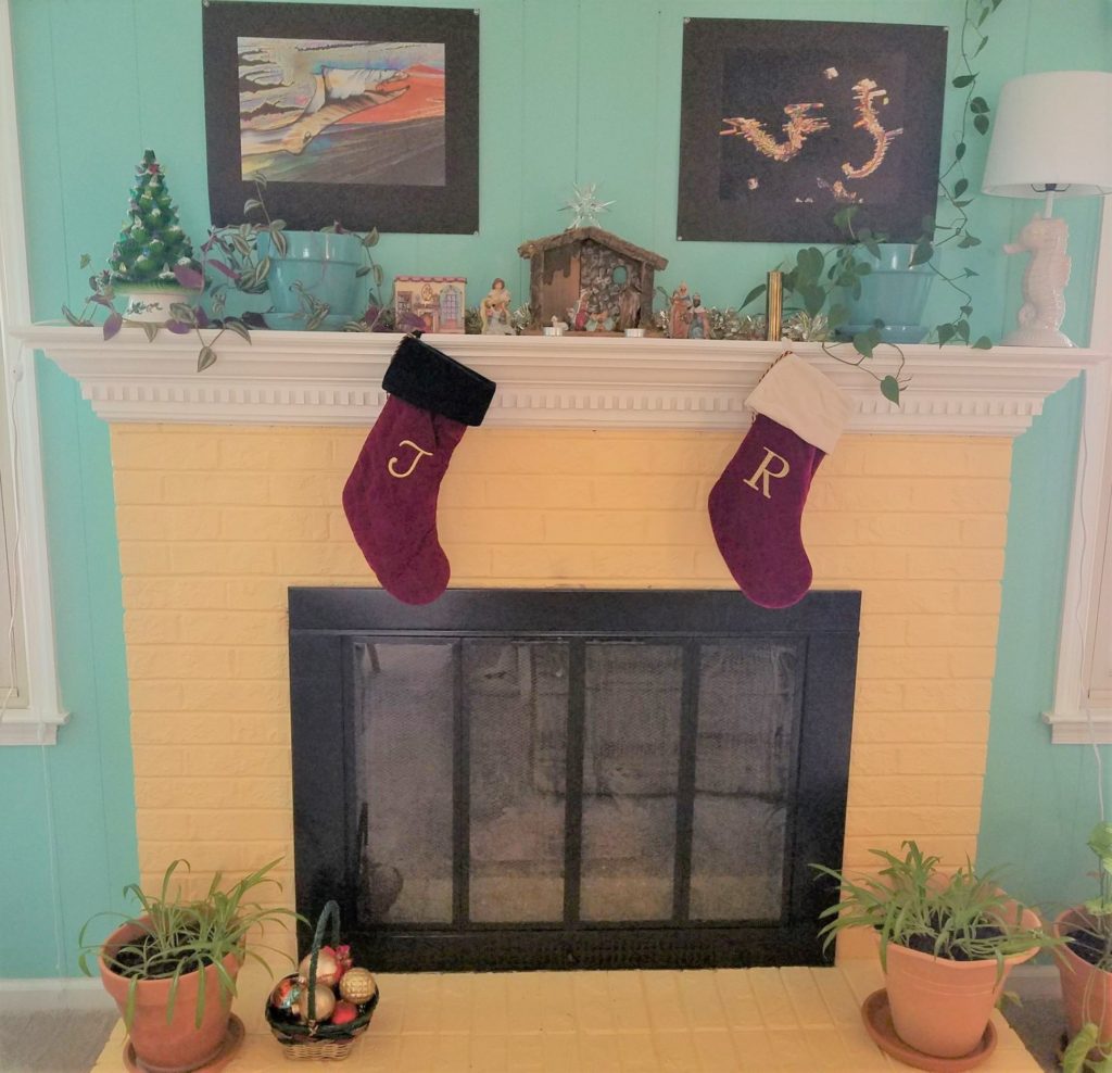 A Christmas mantel with beachy vibes still jives
