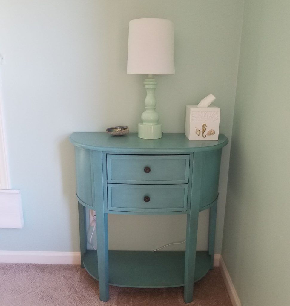 Create inviting corners with a pretty lamp and a simple yet pleasant table