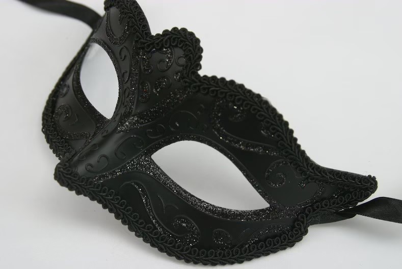 Black masquerade mask