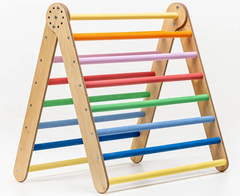 Pikler triangle with rainbow rungs