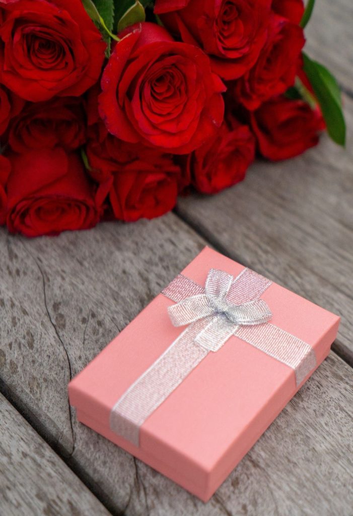 Lovecore red roses and pink gift